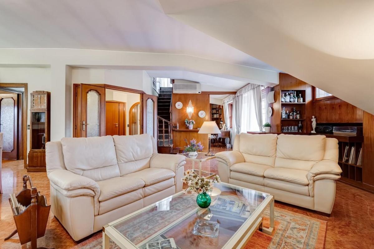 The Elegant Penthouse - Ampio Attico con Posto Auto - B&B Roma