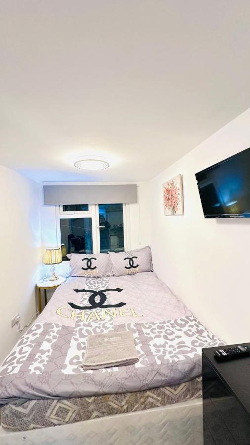 Luxury Studio - Near Heathrow Airport - Free Parking - B&B