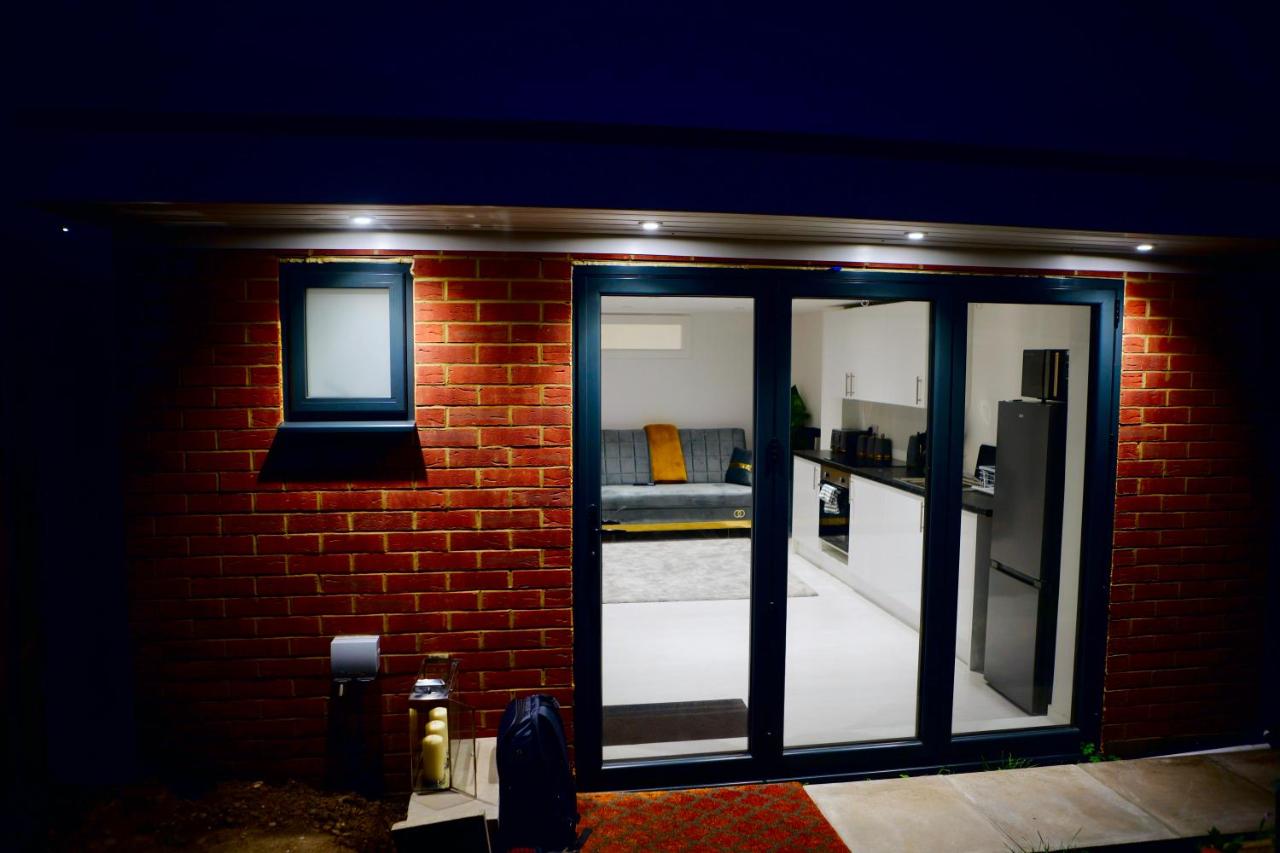 Perfect 1 Bed Apartment Sleeps 5 1 Kingsize bed 1 double Sofabed One Single Mattress Free Parking Wifi good transport network shopping Holiday Makers Families Contractors in North London - Bed and Breakfast