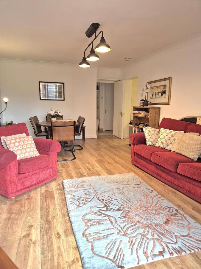 Modern Two Bed Apartment with Parking - Bed and Breakfast