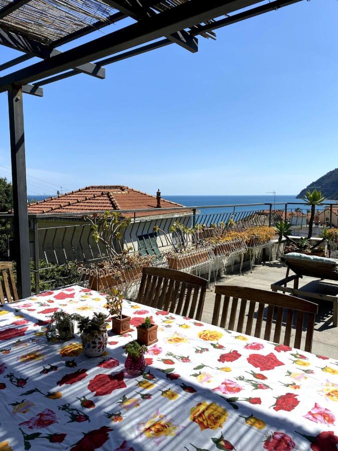 Attic with sea view and car box - B&B Laigueglia