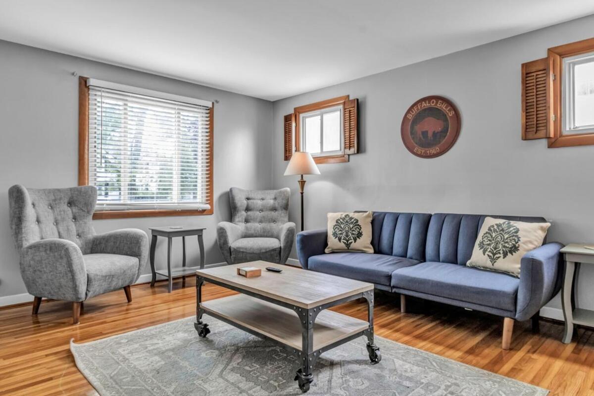 Beautiful 2 Queen Bed Lower Apartment in North Buffalo with Free Driveway Parking! - B&B Buffalo