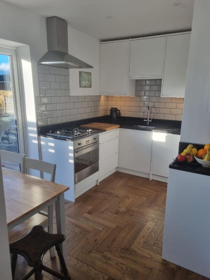 Family home with garden - Ferienwohnung Hersham