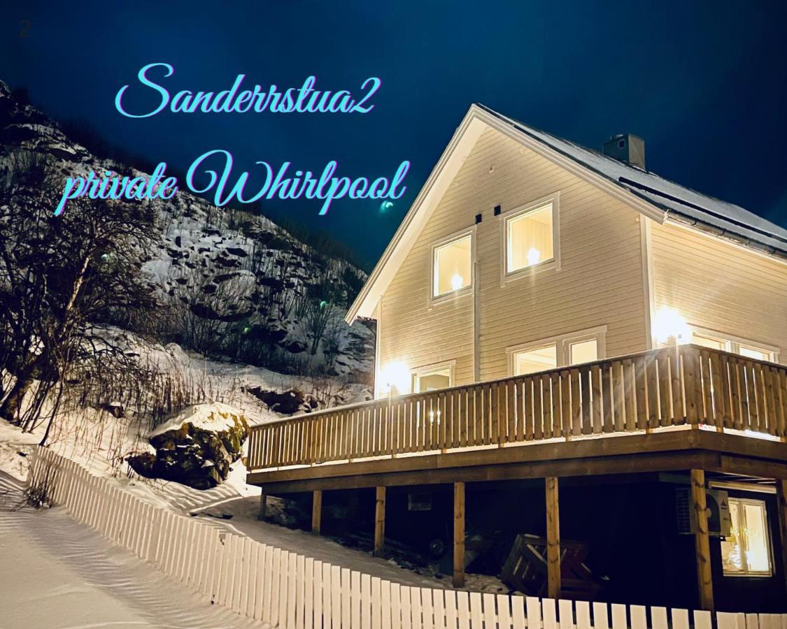 Sandersstua 2, luxury family villa with private whirlpool in Stamsund - Chambres d'hôtes Festvåg