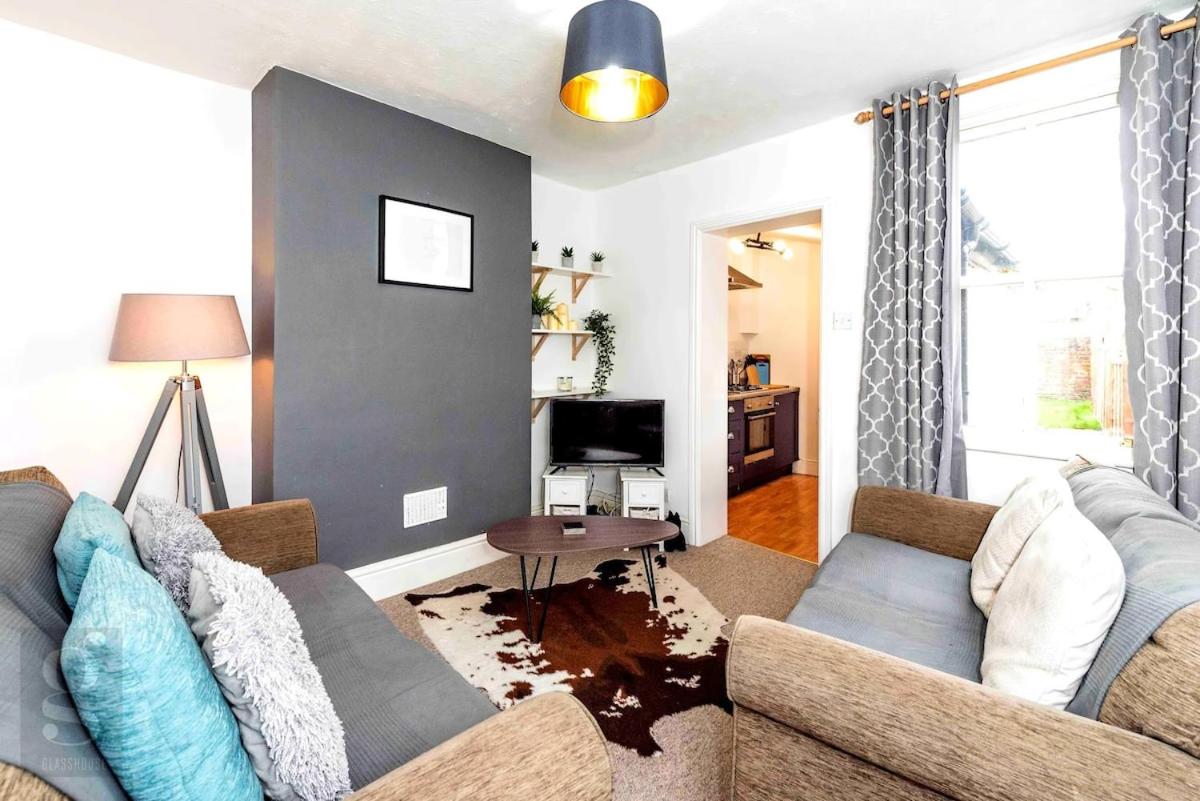 Cosy-Central-Period-Home-Sleeps 4-Free Parking - Chambres d’hôtes