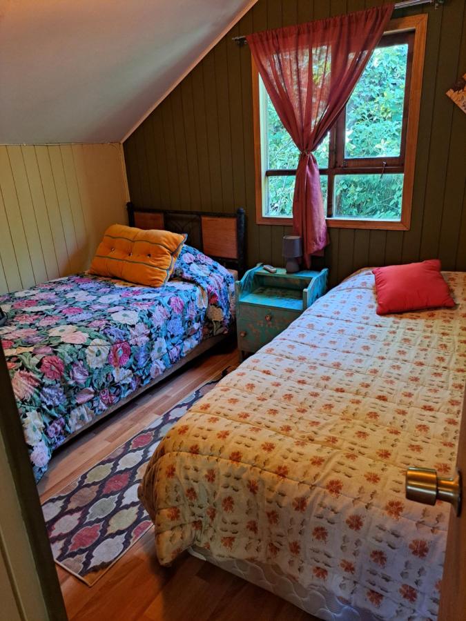 Camera Doppia con Letti Singoli e Bagno in Comune