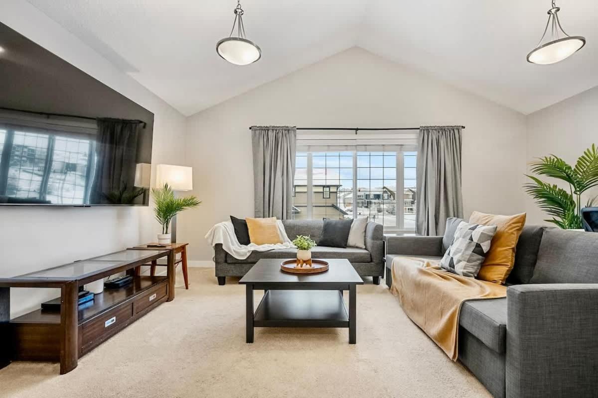 The Mask - 5BD - Movie Room - KidFriendly - B&B Calgary