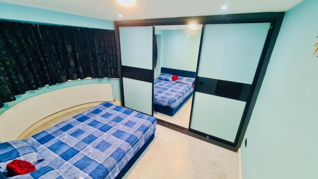 Luxury 2 bed house with parking next to station and all shops - B&B