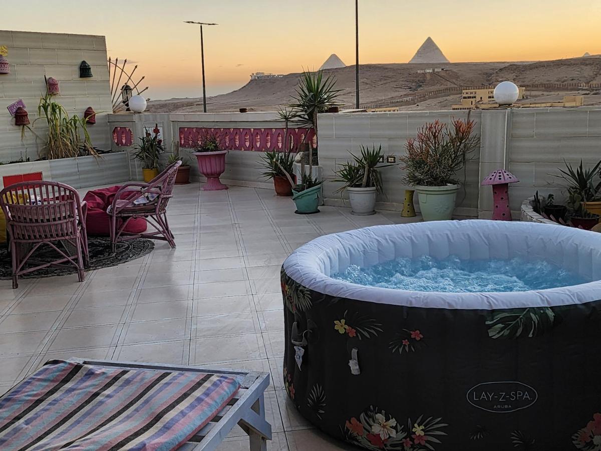 private rooftop with hot jacuzzi and pyramids view - Chambres d’hôtes ‘Ezbet ‘Abd el-Ḥamîd