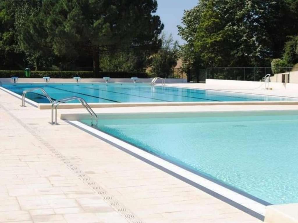 "L'Echapée Belle" Maison de village climatisée de 45m2 à proximité de Carcassonne,1 chbre à l'étage vue panoramique sur les pyrénées, cuisine équipée,1Salon,1 sdb, Wifi, Parking gratuit, Netflix,Canal sat, Fauteuil massant - B&B
