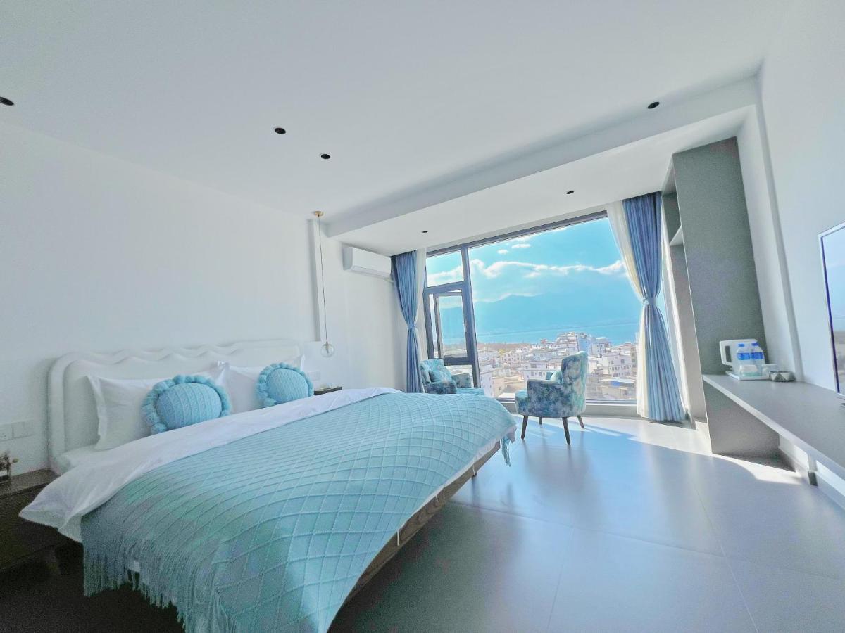 Zimmer mit Kingsize-Bett und Meerblick