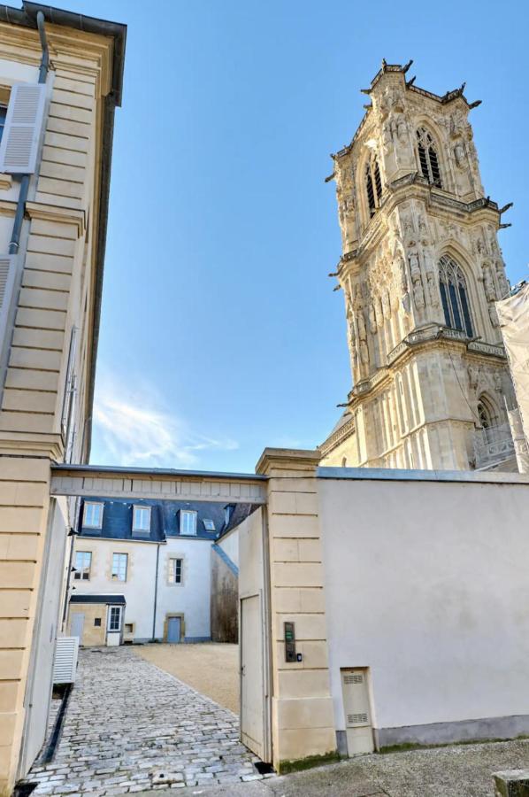 Appartement Saint-Cyr - Les Suites du Palais, parking privé, vue cathédrale, 3 chambres, by PRIMO C0NCIERGERIE - B&B Nevers