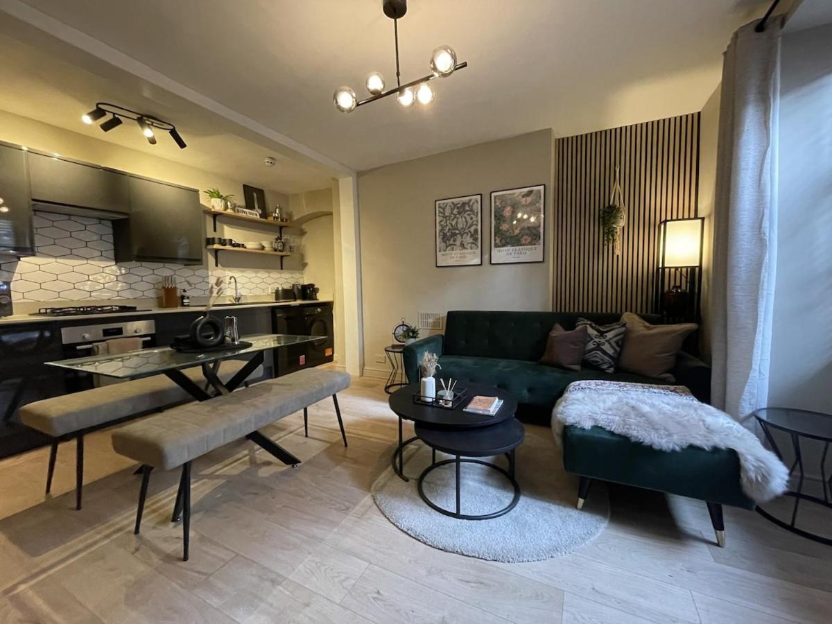 Chic Garden Escape in Clifton - B&B