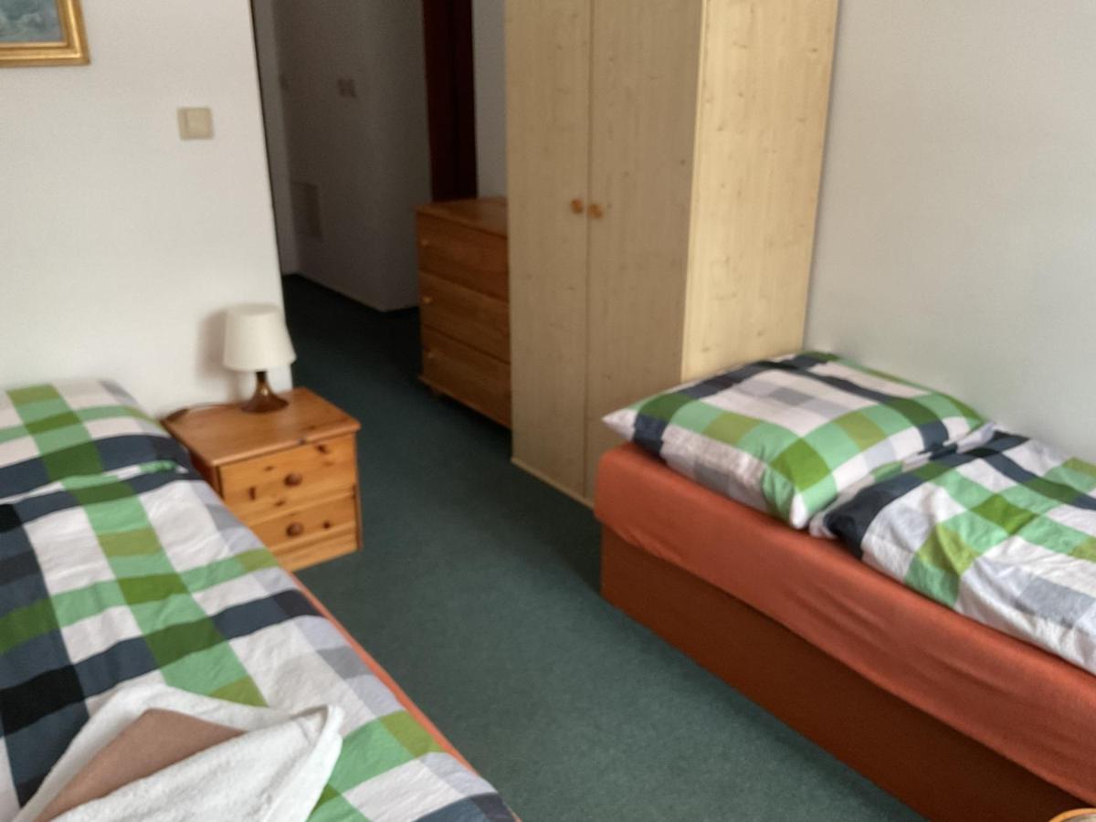Kleines Zweibettzimmer