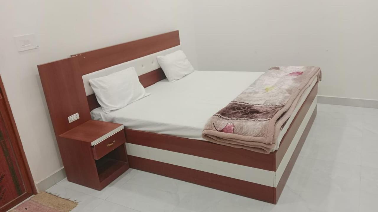 Rudra Prabha Guest House front of VIP gate number 11 Ram Mandir - B&B Ayodhya