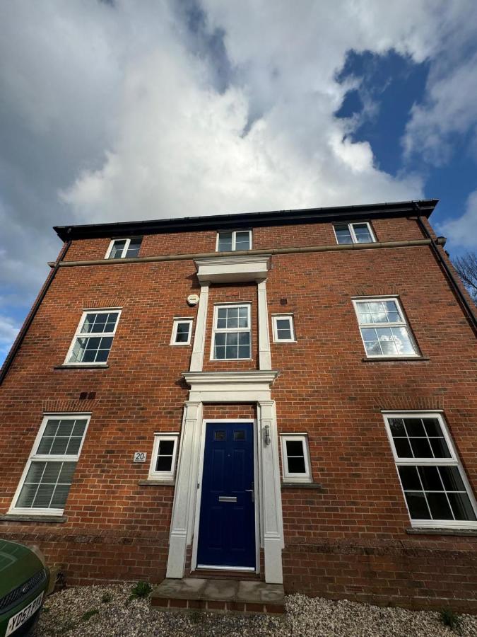 Badgers House - 6 Bedrooms, Sleeps 14, Parking, Wifi - Bed and Breakfast Wroughton