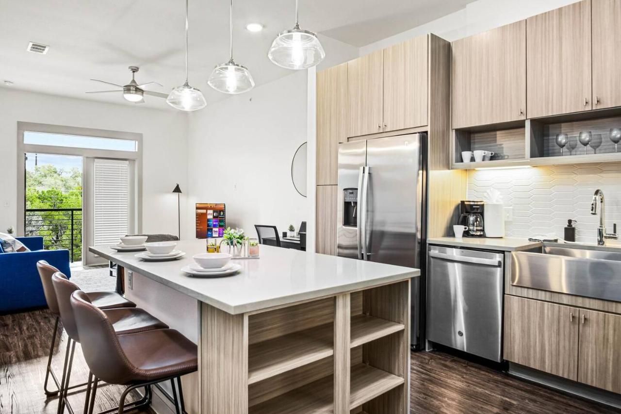 Opulent Retreat 1BR 1 Bath Pool and Golf Sim - B&B Austin