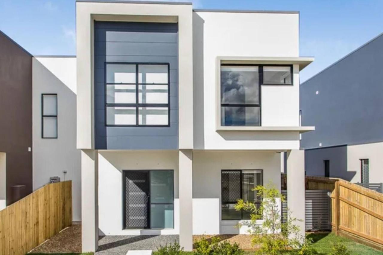 Modern Elegance Near Lakes Train Parks and Beaches - Bed and Breakfast