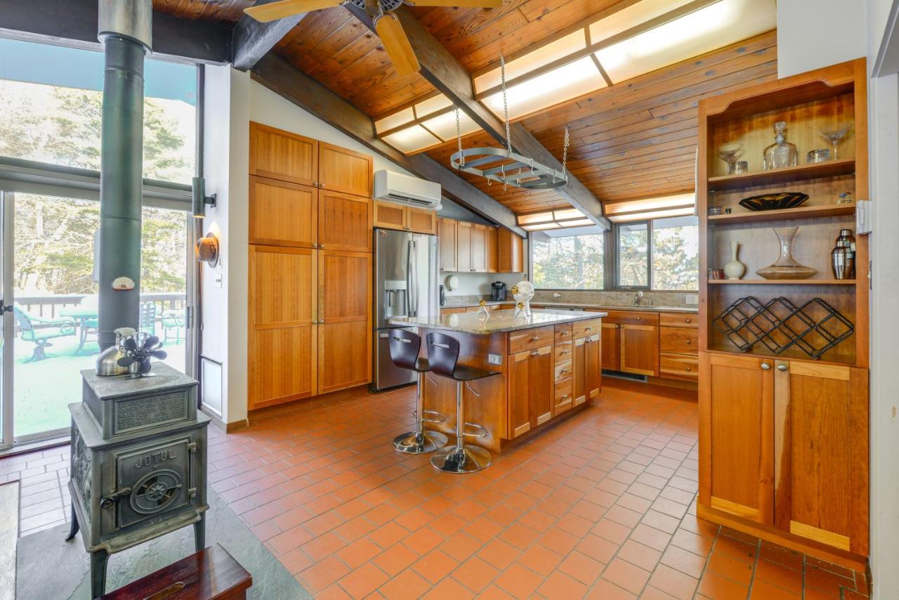 Trail Access On-Site Gorgeous MCM Deck House! - Bed and Breakfast Dover