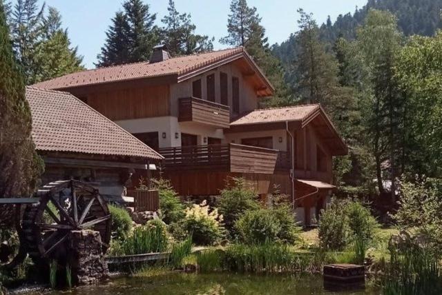 Chalet luxueux avec piscine intérieure - B&B La Bresse