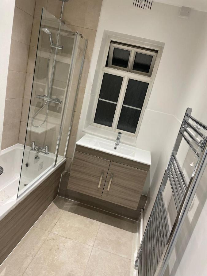 2 Bed Flat near Main Acton Line - Ferienwohnung London