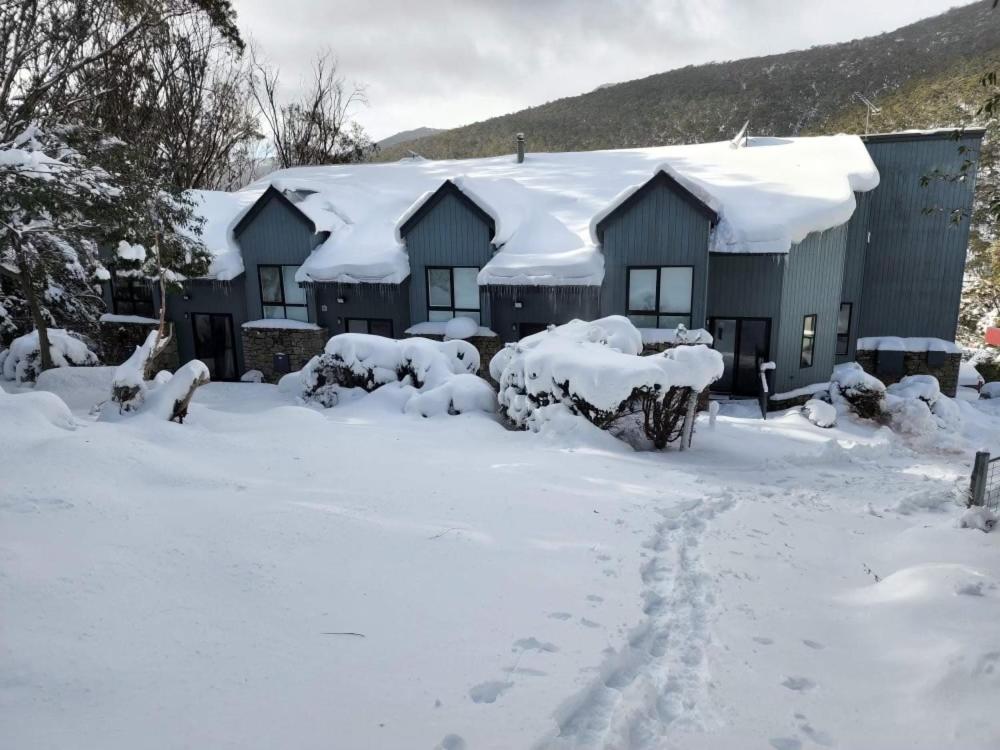 Stylish Thredbo Alpine Chalet + Garage in Tranquil Setting - B&B