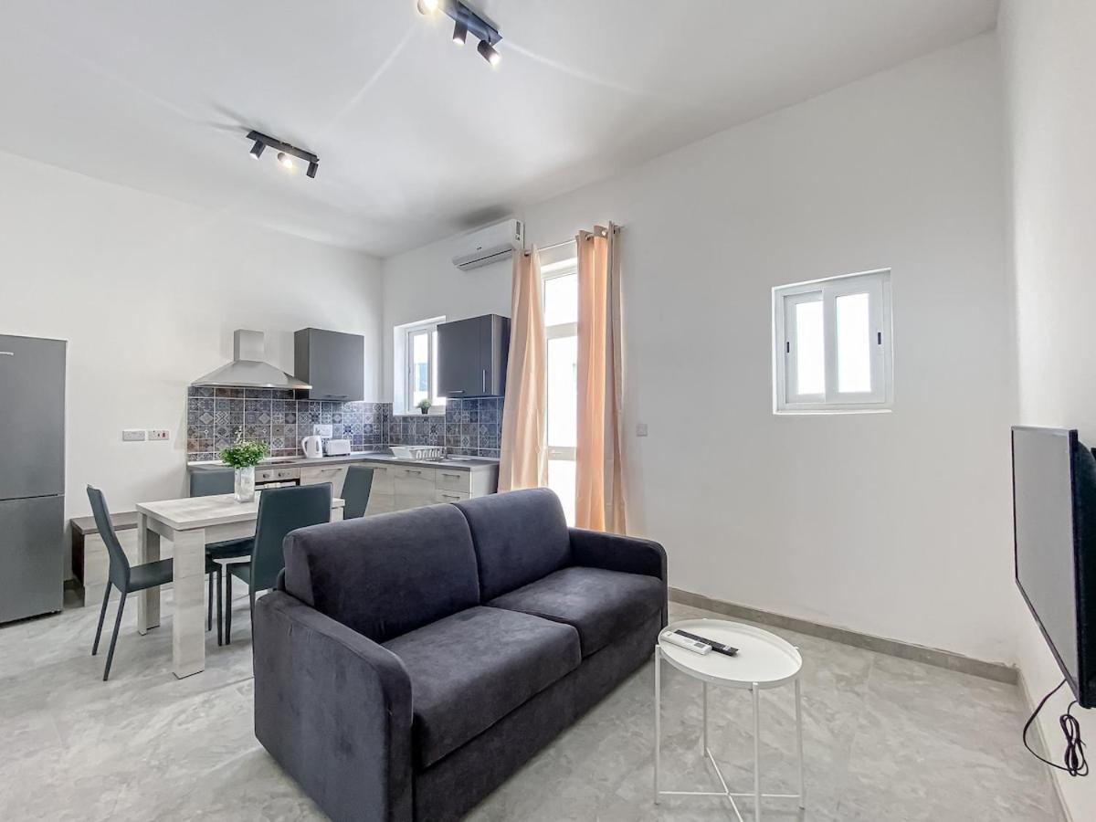 Large Studio Penthouse with 2 terraces - By Solea Holiday Homes - Ferienwohnung Il-Gżira