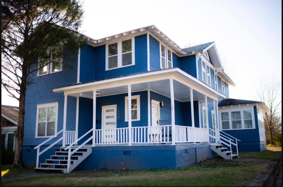 Blue Corner Luxe, Timeless Charm Near Downtown - Ferienwohnung Little Rock