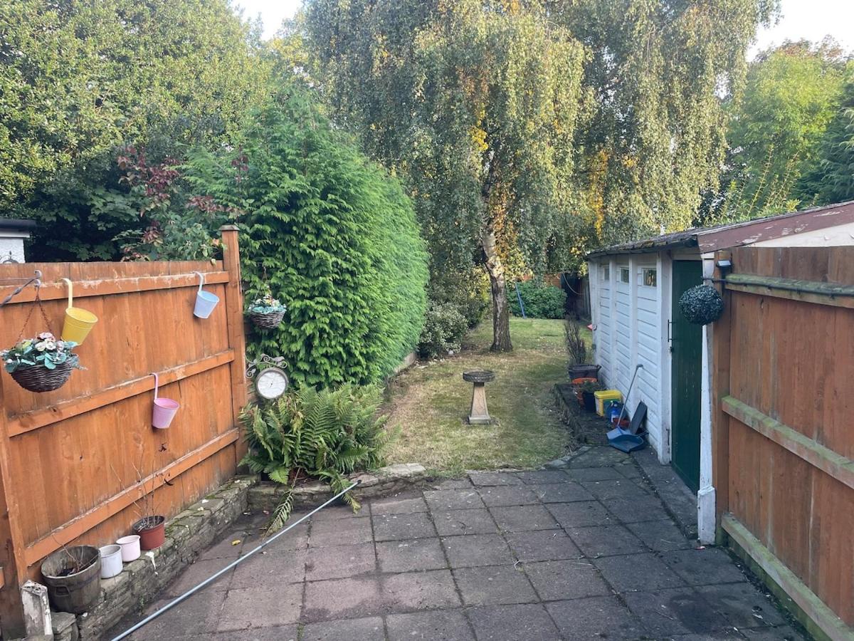Beautiful 2 Bedroom house with big Garden & Parking fast wifi, and king size bed - B&B