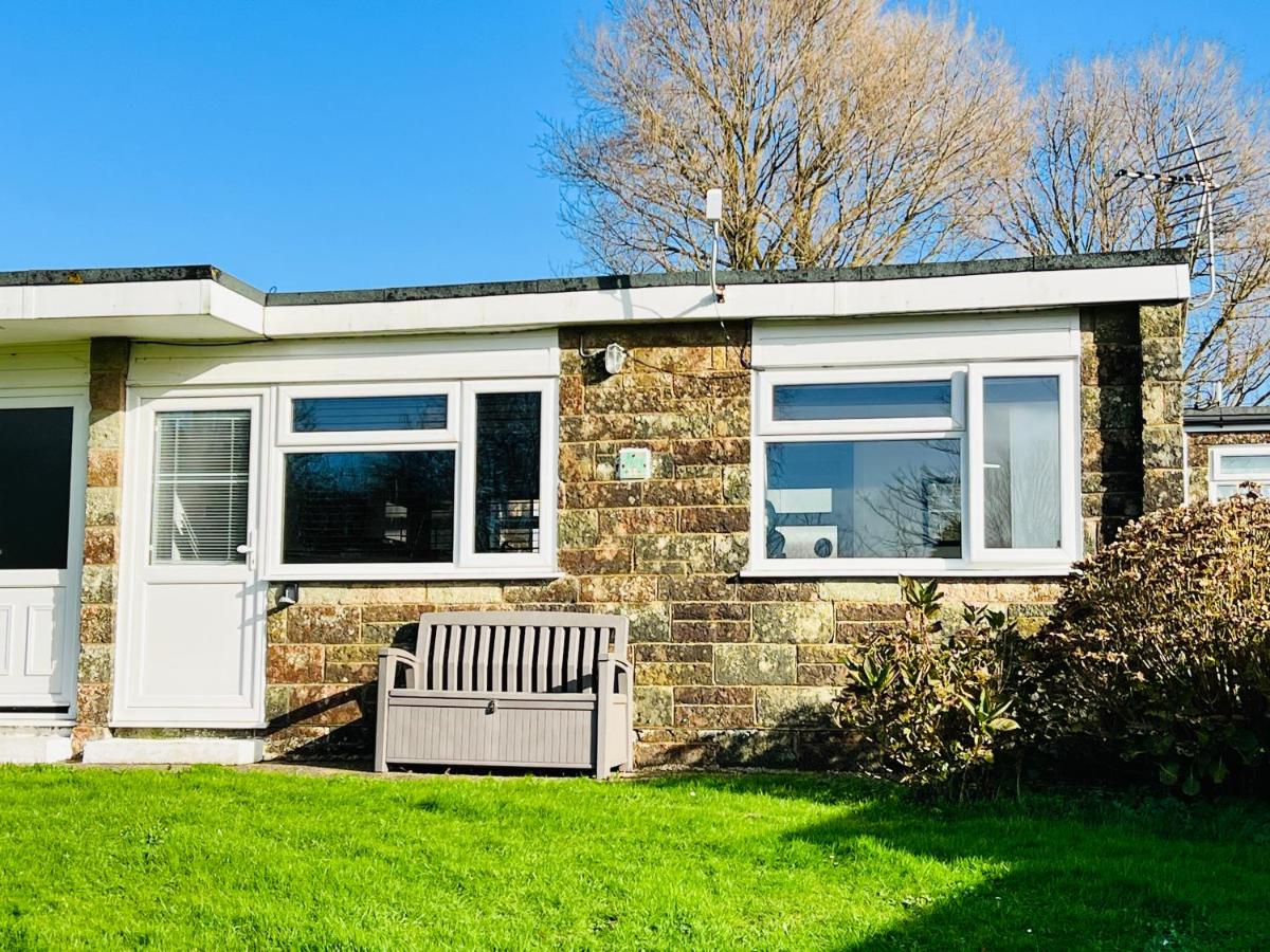 2 Bedroom Chalet SB172, Sandown Bay, Isle of Wight, Free WiFi - Bed and Breakfast Isle of Wight