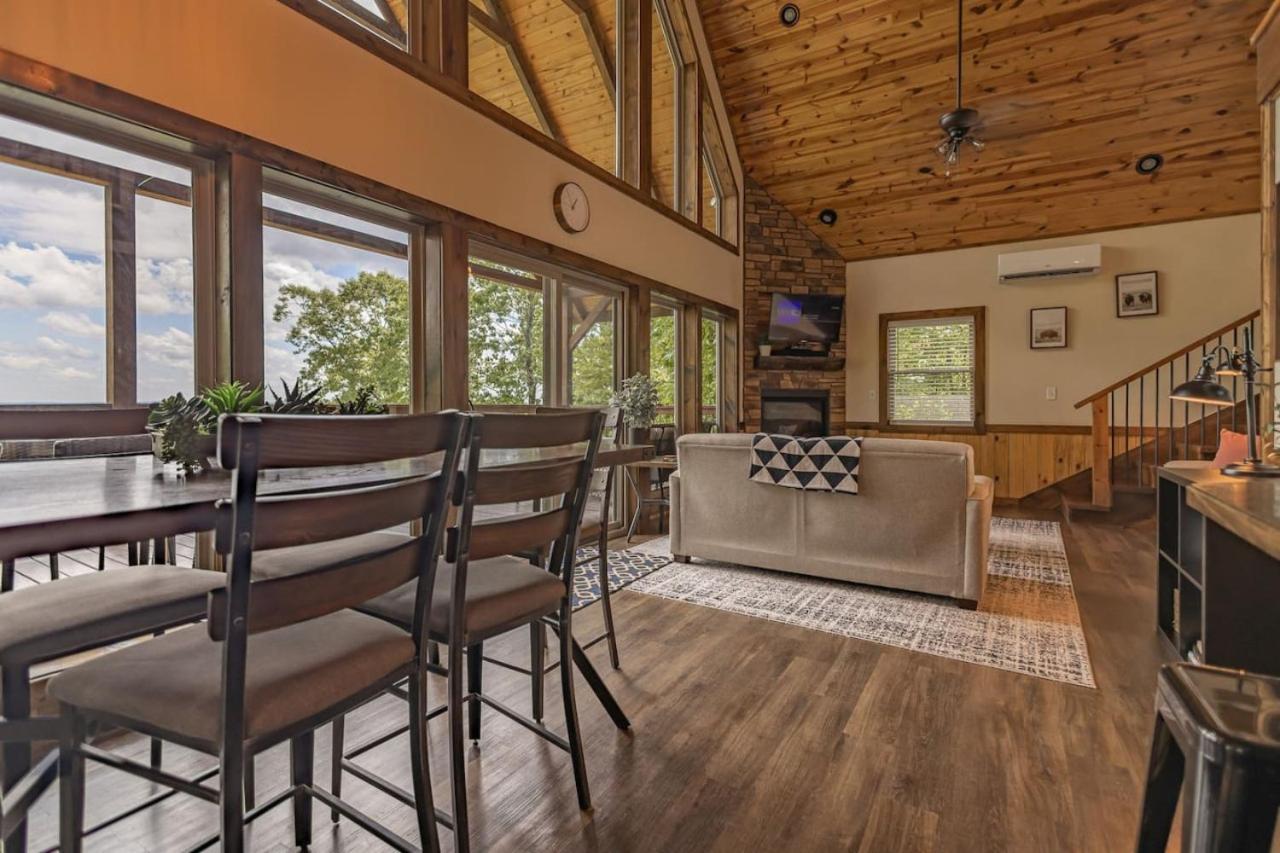 Mountain Crest Cabin- Spring Getaway With A Beautiful View - B&B