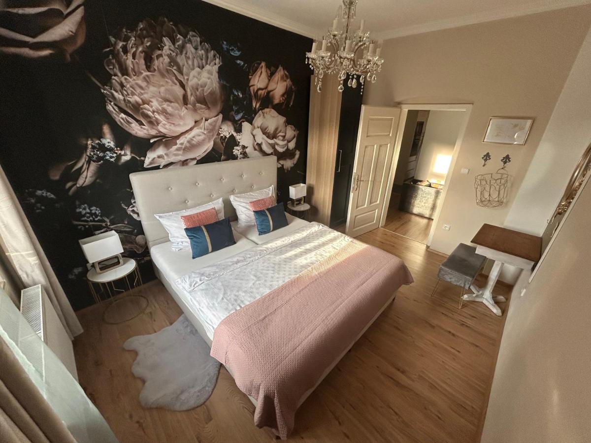 Deluxe Three-Bedroom Apartment
