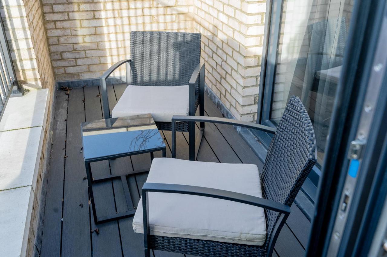 Modern Entire Unit 3BR, 3BA, balcony, 86inch TV - 15mins to city - Chambres d'hôtes Romford