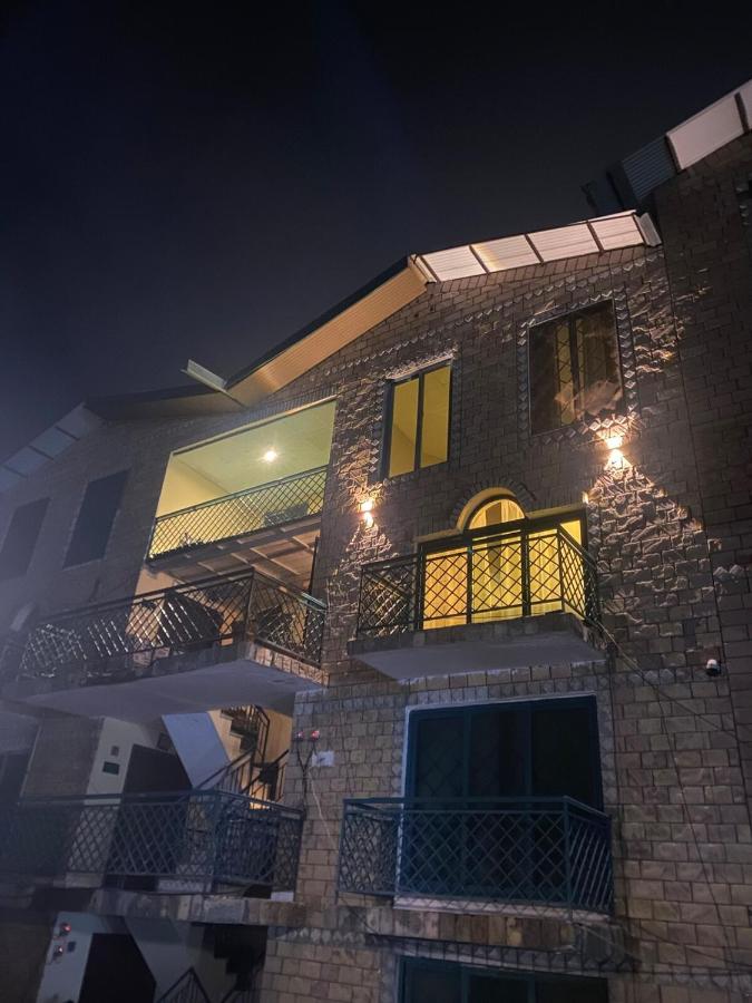 SUPERHOST Apartments - Near GPO & Mall Road - B&B