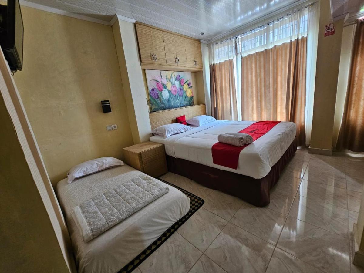 Penginapan Bunga Sonsang kamar Family Tripel - B&B Sungaidaras