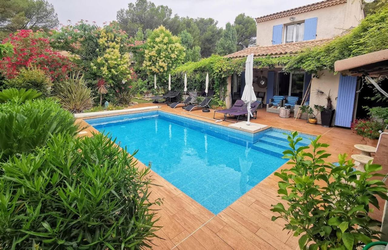 BELLE VILLA Piscine 120 m2, 8 pers, 3 belles chambres Près d'Aix-en-Provence - B&B