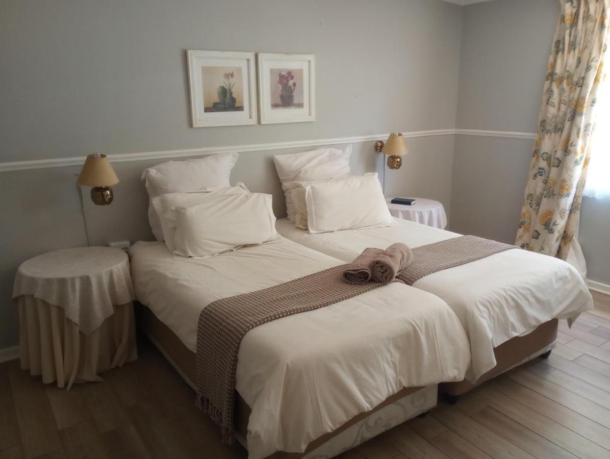 Doppel-/Zweibettzimmer mit Gartenblick