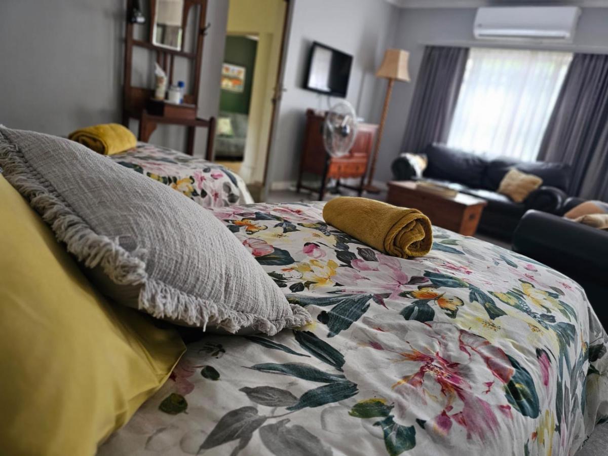 Giraffe's Rest, Self Catering Studio Apartment - B&B White River