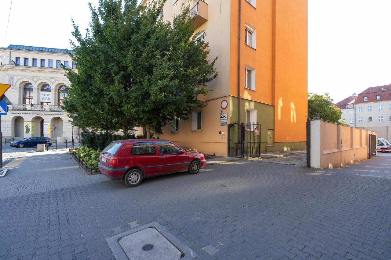 Beautiful Apartment Aleje Marcinkowskiego with Balcony by Noclegi Renters - Bed and Breakfast