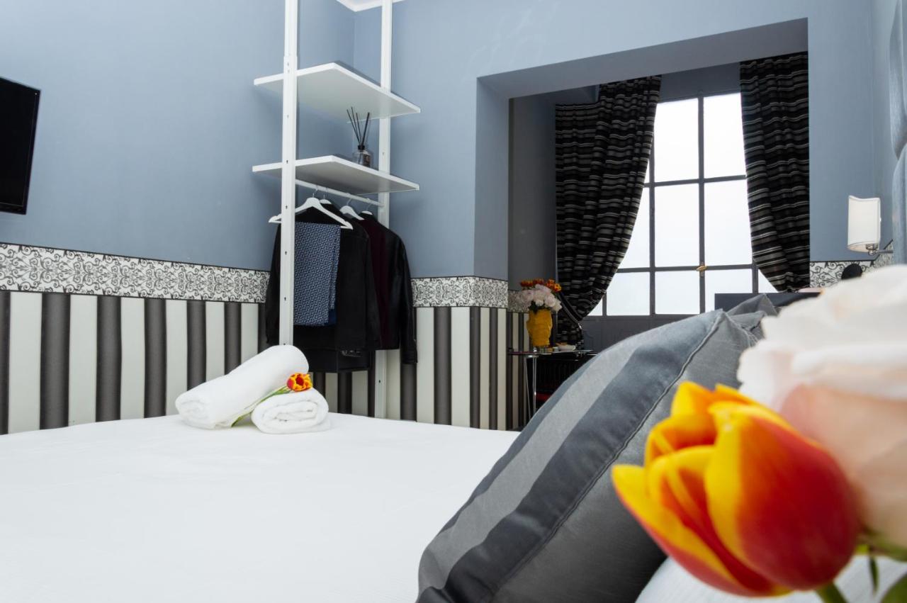 Deluxe Room (2 Adults + 1 Child)