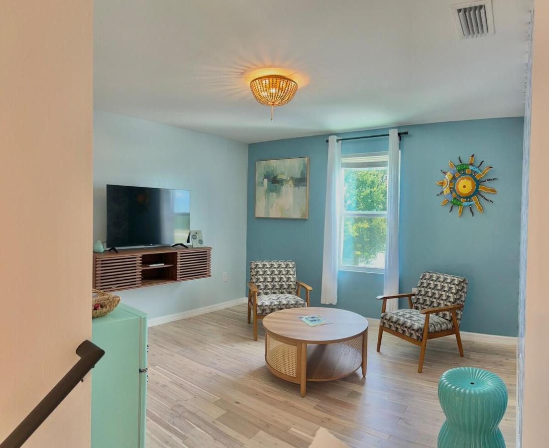 Lovelee Villa Cozy 2-Story Home - Bed and Breakfast Cape Coral