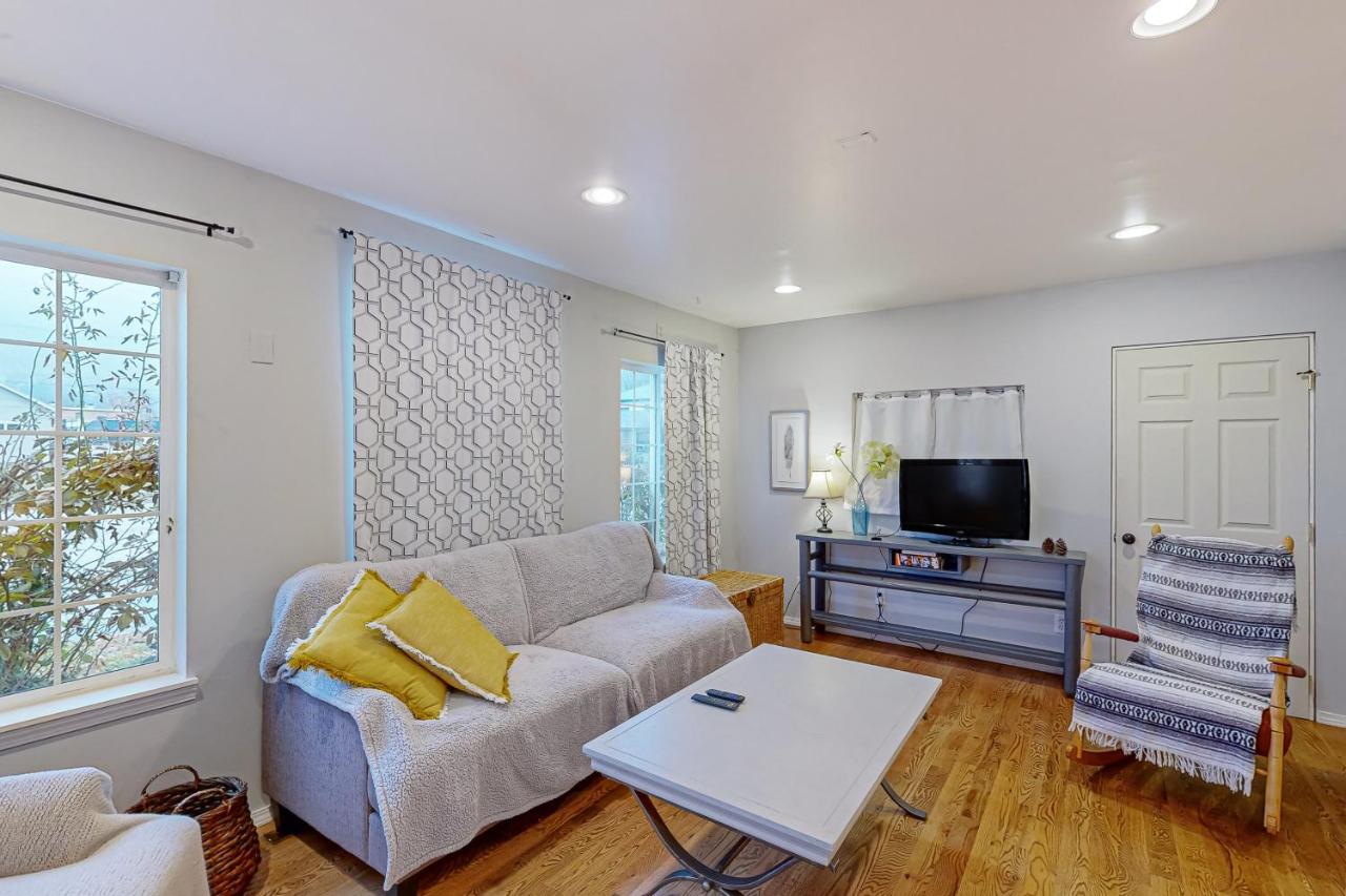 Downtown Lake Cottage - Ferienwohnung