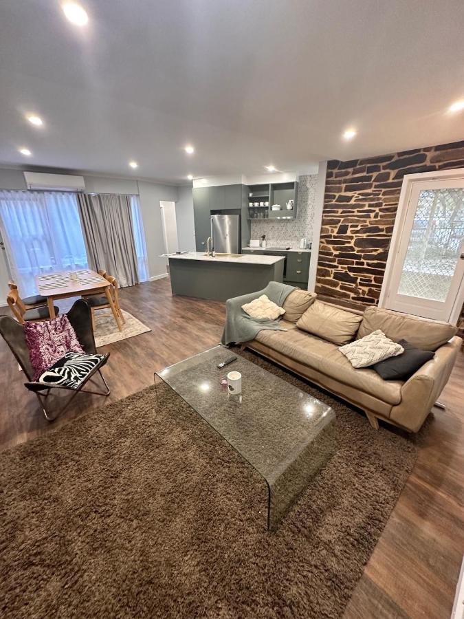 3 Bedroom City Apt, Big Yard & Park Views - Sleeps 7 - B&B