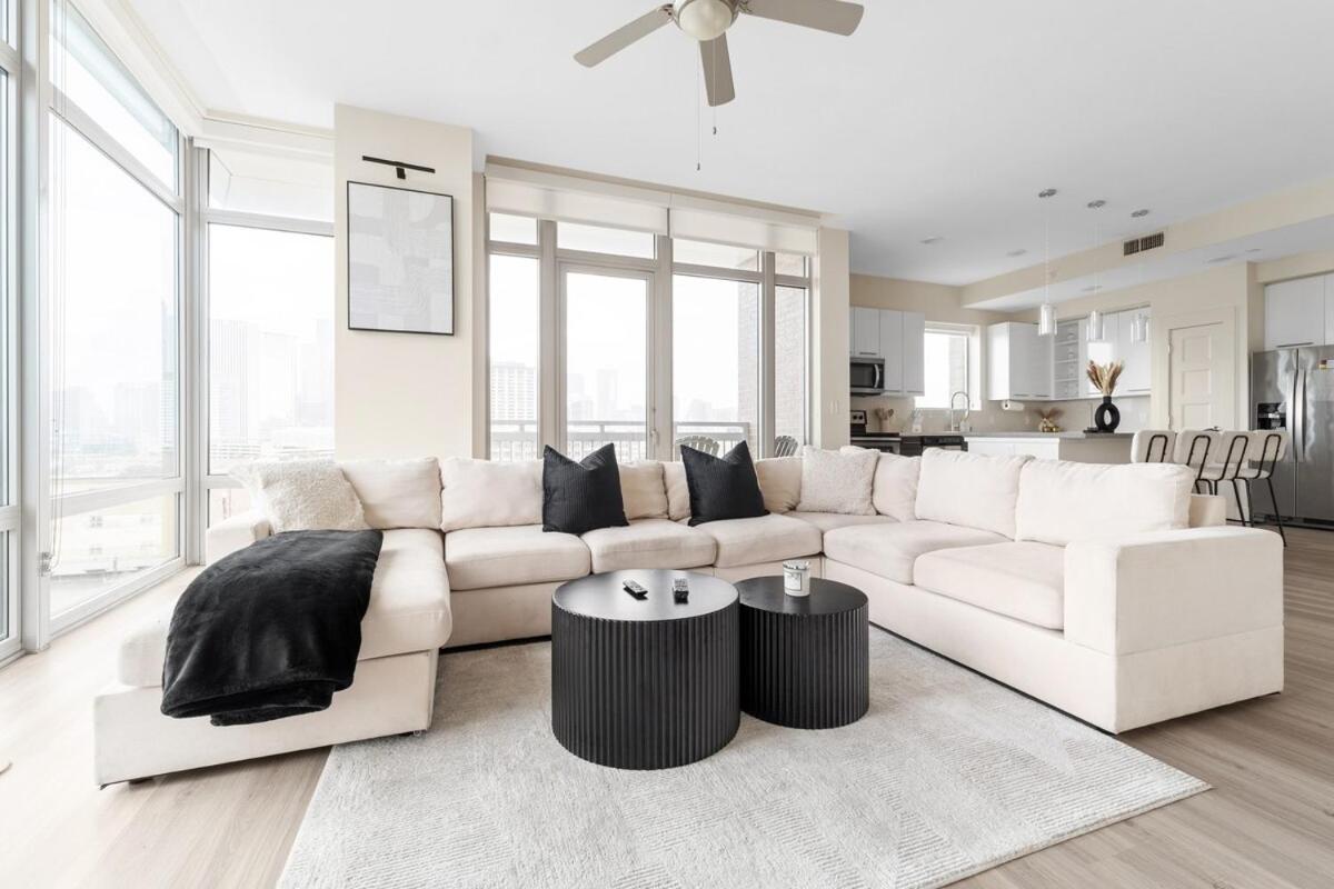 LUX Apt in Midtown with Skyline Views and FREE Parking - Bed and Breakfast Houston