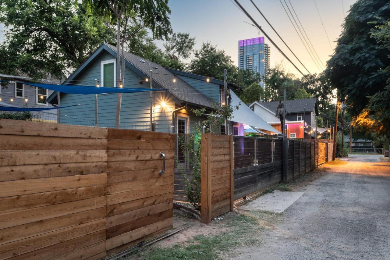 East Austin Bungalow w BBQ Firepit Fun Yard - B&B Austin