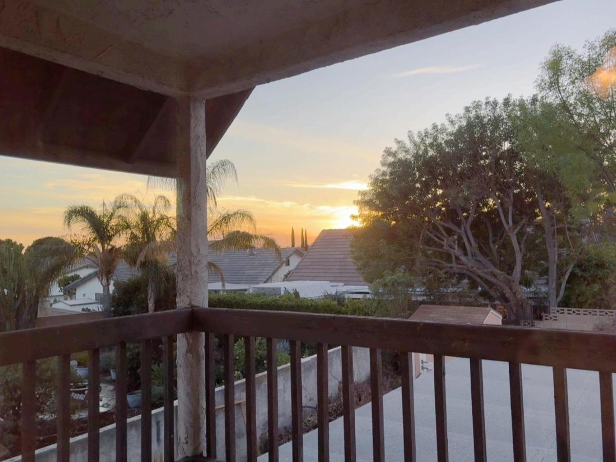 1b1b Private and quiet sun roomA - B&B Rancho Cucamonga