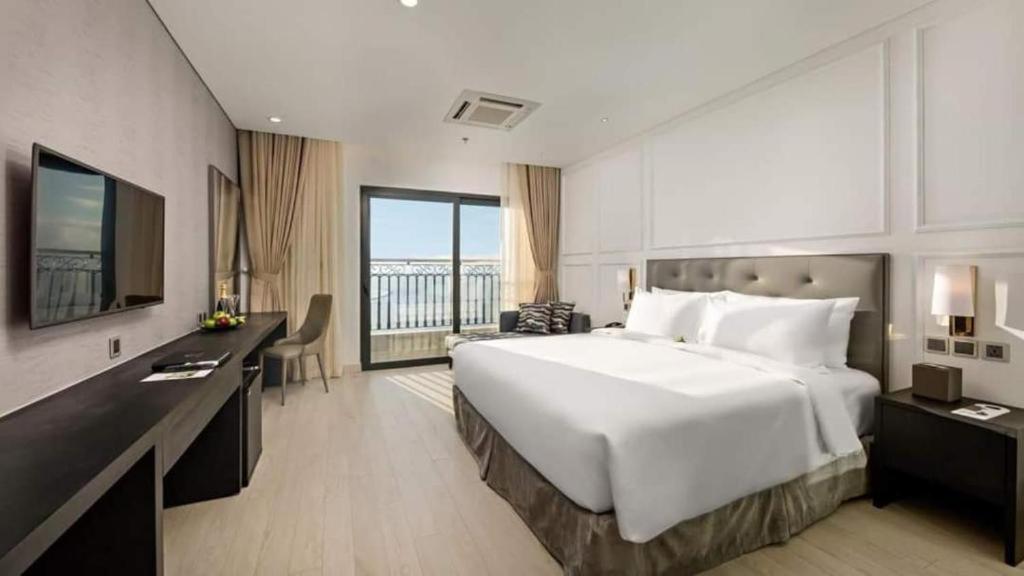 One-Bedroom Apartment with Sea View