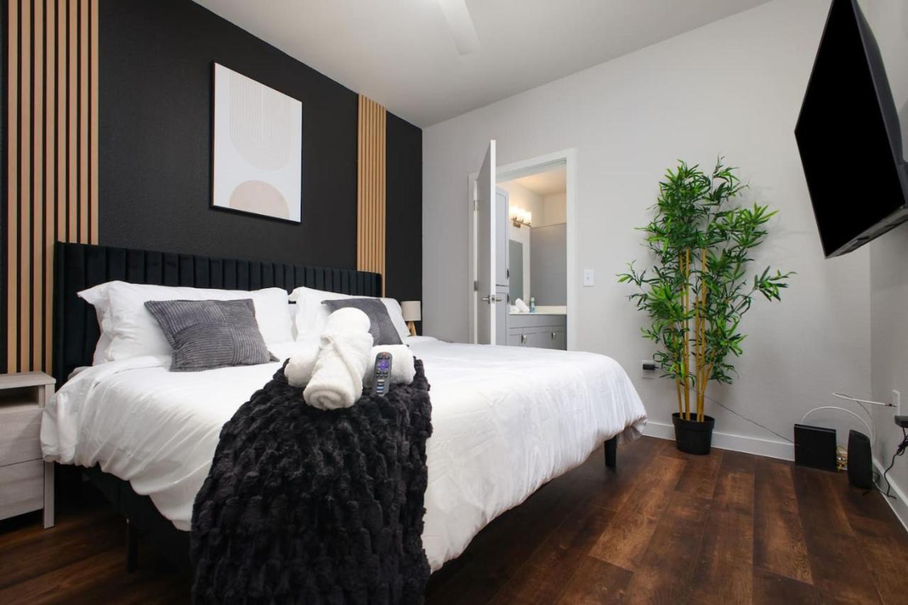 Elegant 2BR-w Parking, Near Riverwalk & Conv Ctr - Chambres d’hôtes San Antonio