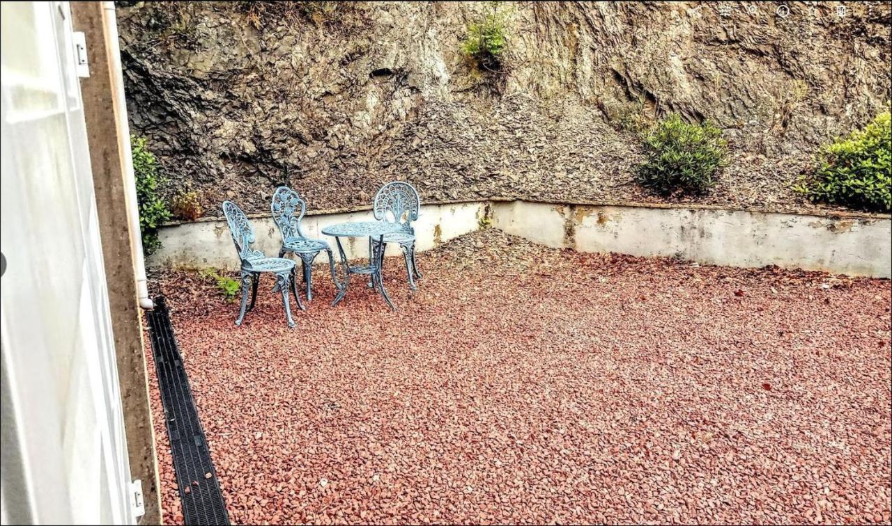 Llandovery - Cottage - Sleeps4 - Parking secure lock up for bikes - Bed and Breakfast