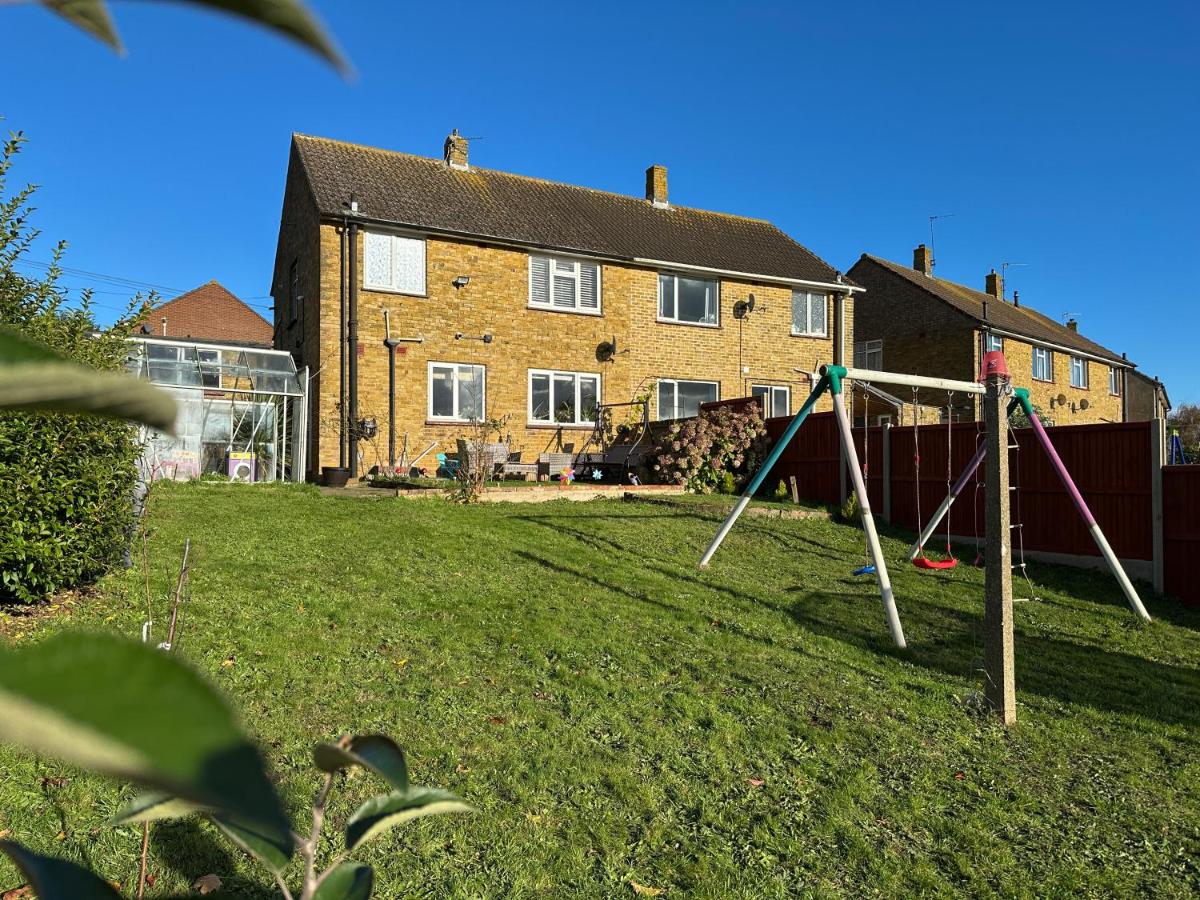 Cosy 2 Bedroom Home - FREE Parking & Garden with BBQ - B&B